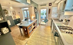 Garden Cottage - 3 Bedroom Close To Town And Beach